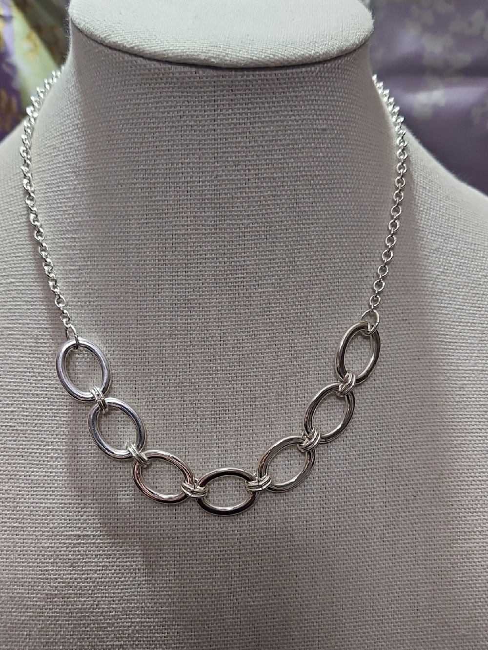 Avon NRT Silvertone Oval Link Necklace 16"